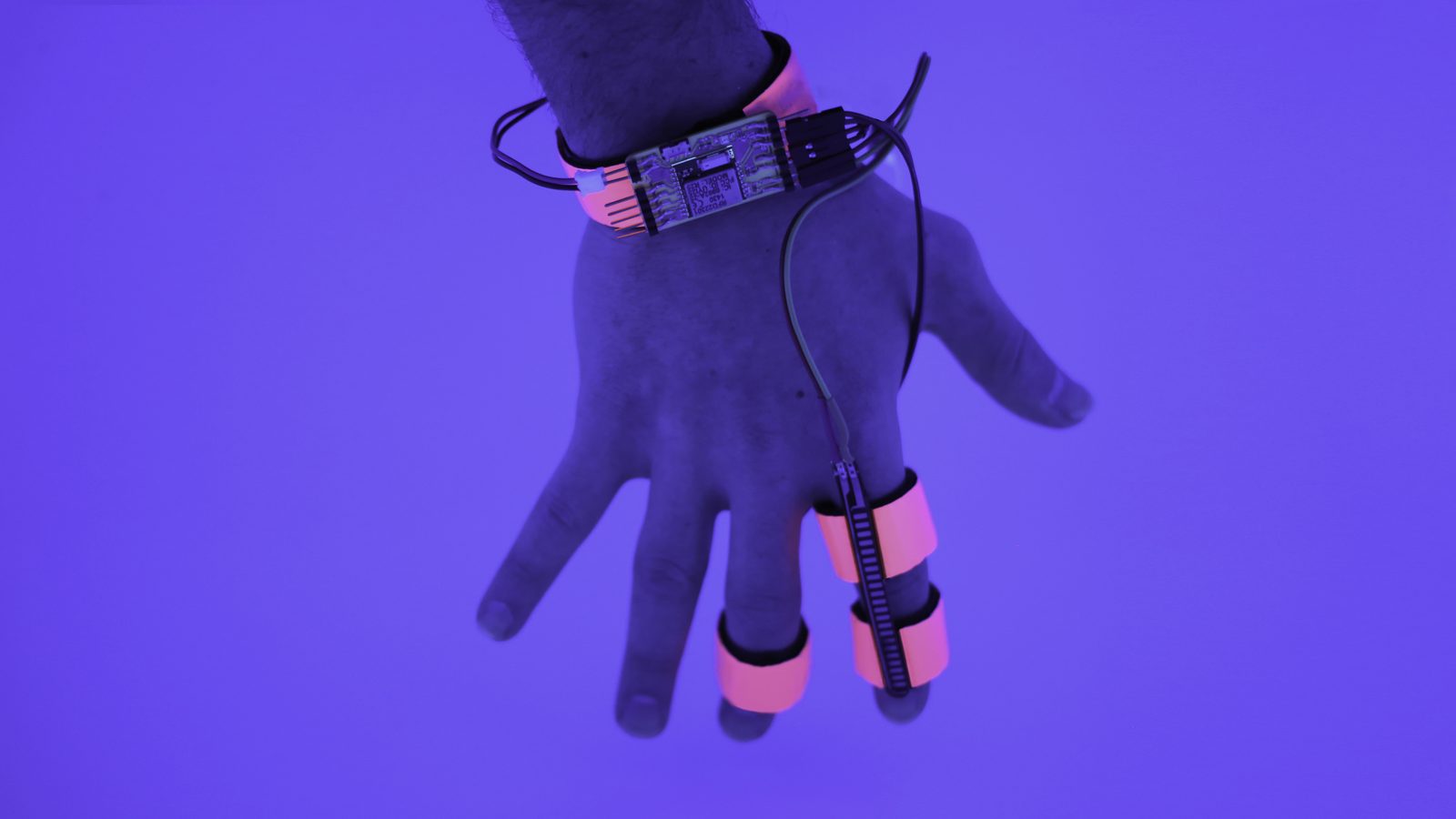 Dormio biosensor glove by MIT Media Lab for hypnagogic dream research